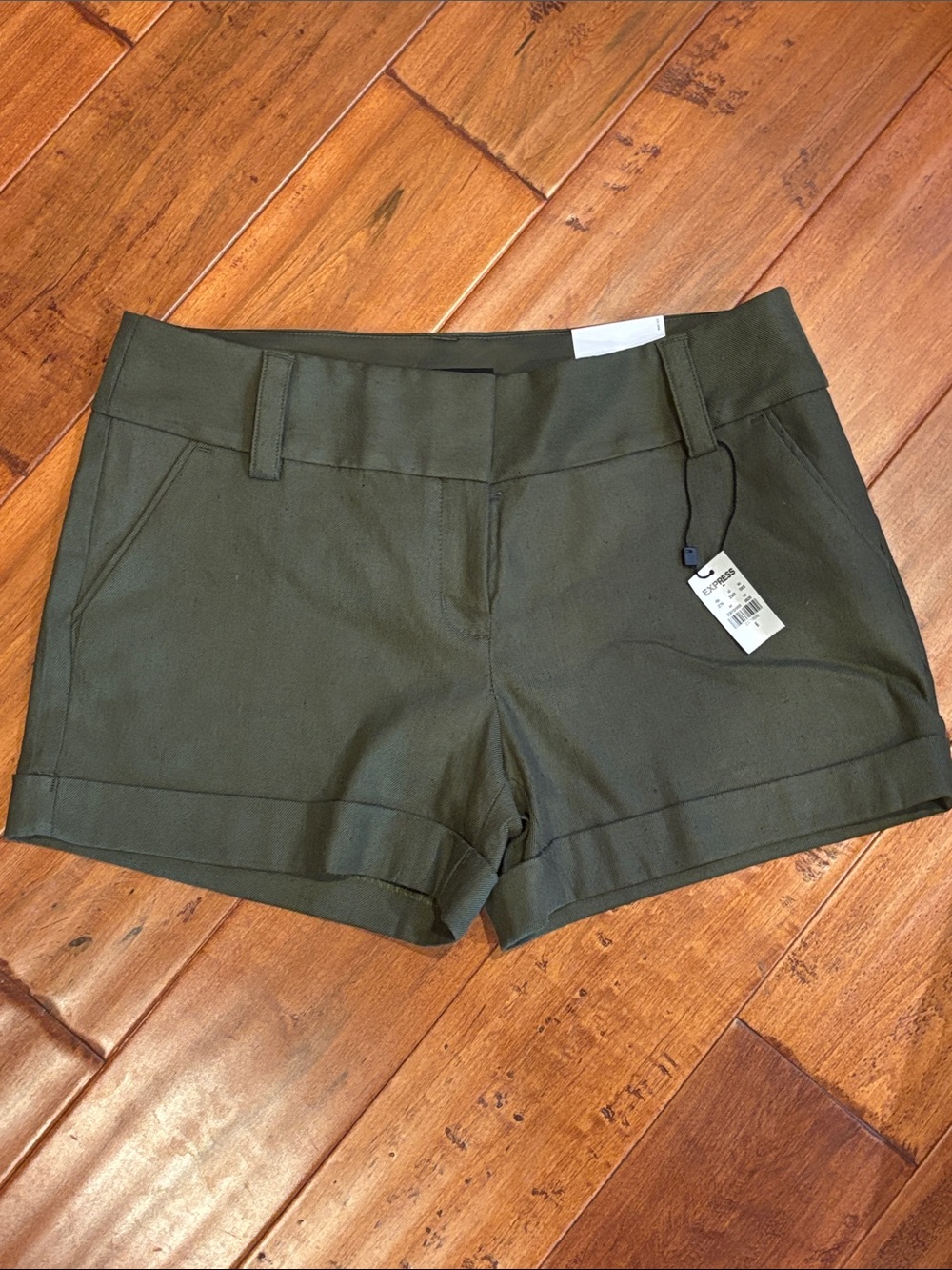 NWT Express Midi Mid Rise Stretch Olive Green Shorts Size 6